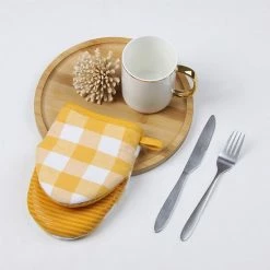 Alternative view of Food Network™ Turmeric Buffalo Check Mini Oven Mitt